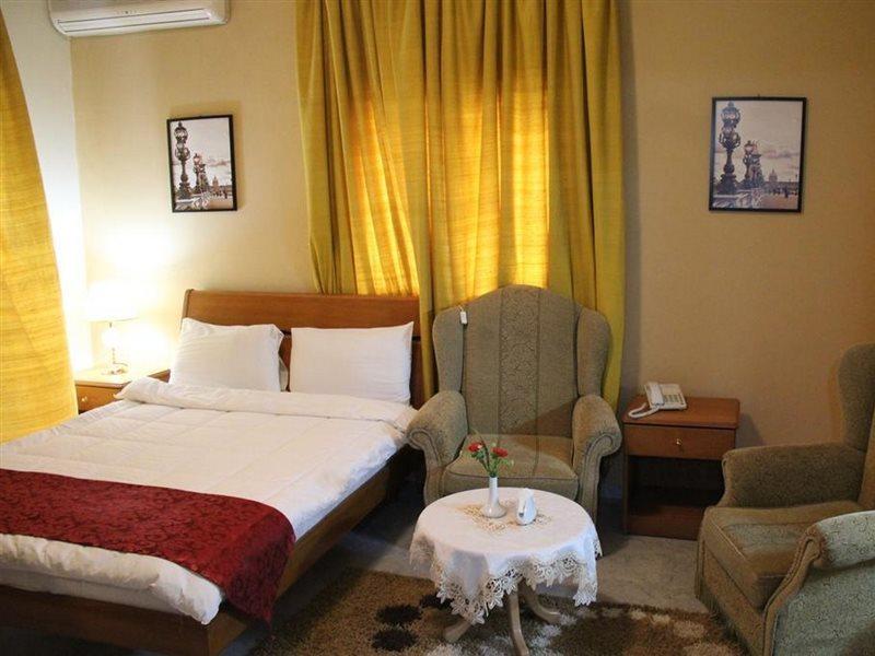 The Diplomat Hotel Beiroet Buitenkant foto