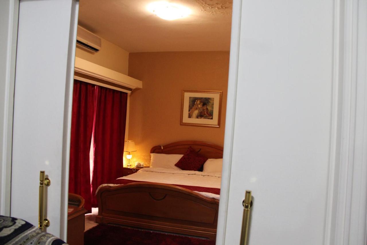 The Diplomat Hotel Beiroet Buitenkant foto
