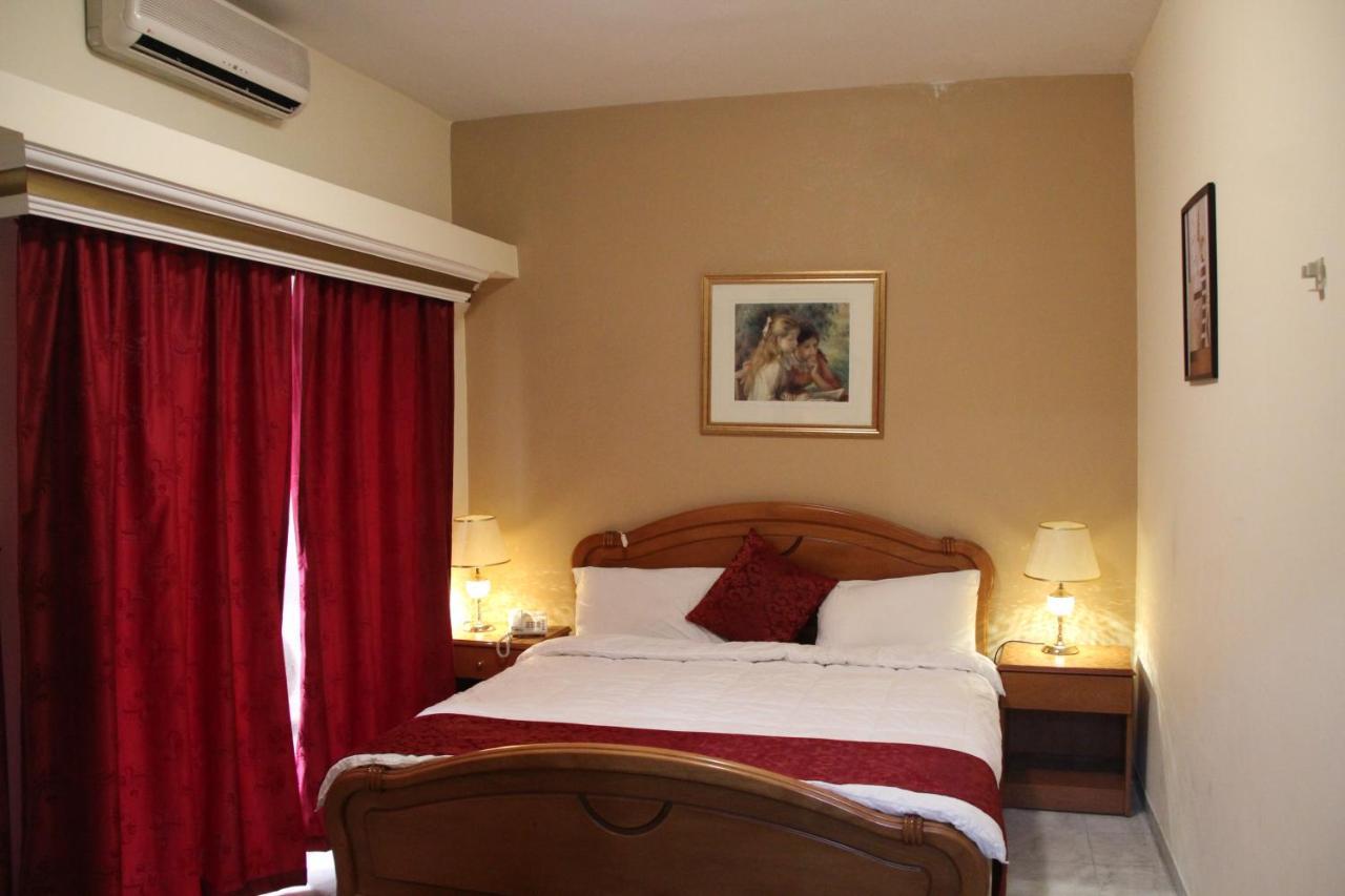 The Diplomat Hotel Beiroet Buitenkant foto