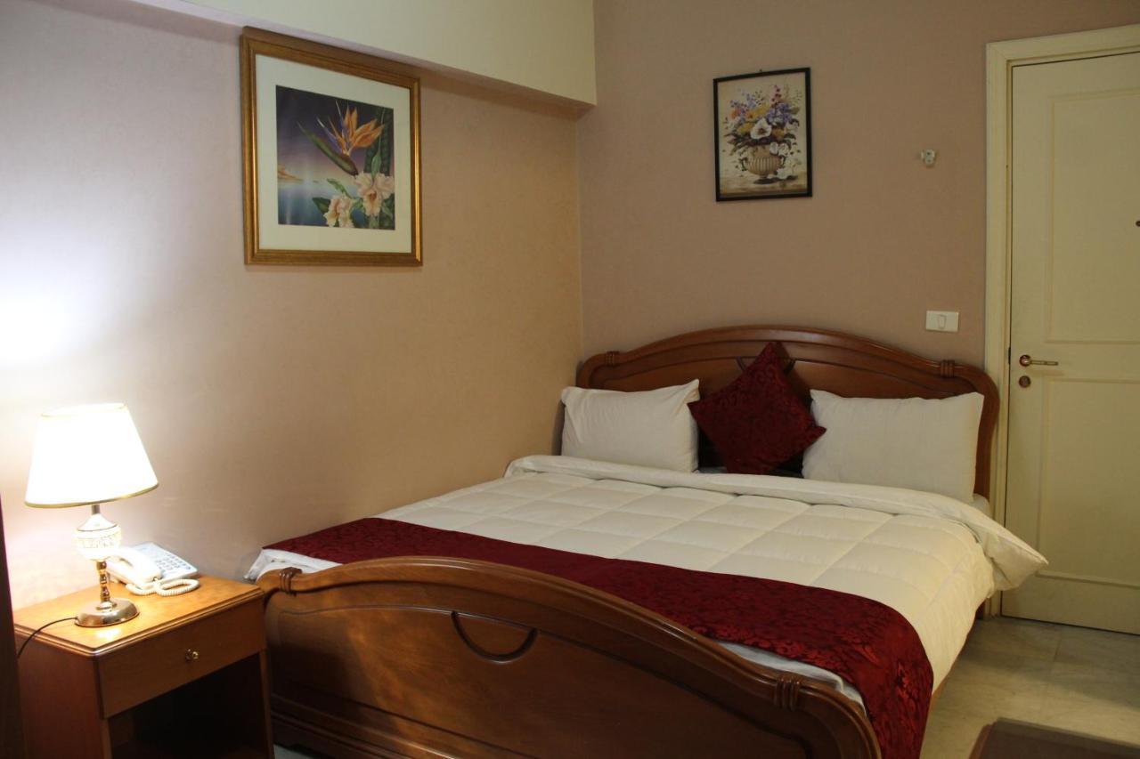 The Diplomat Hotel Beiroet Buitenkant foto