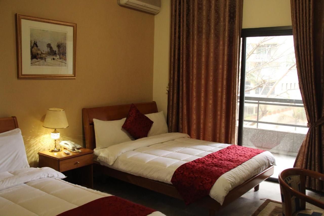 The Diplomat Hotel Beiroet Buitenkant foto